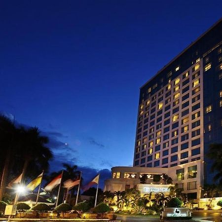 Hotel Marco Polo Davao Exterior foto The hotel at night