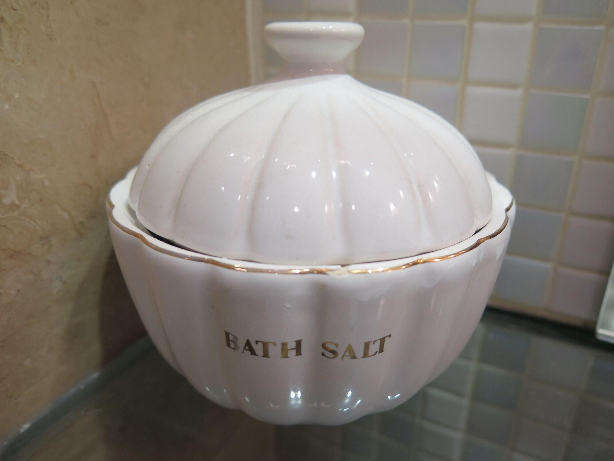 Hotel Marco Polo Davao Exterior foto A container of bath salt