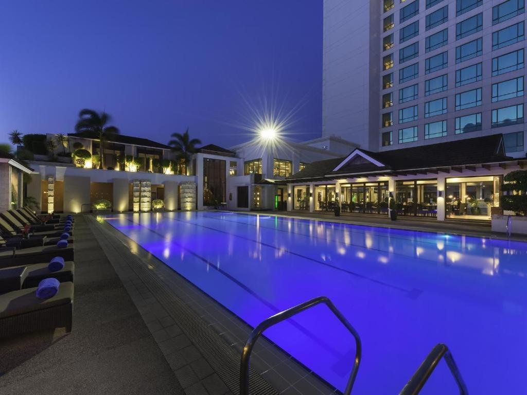 Hotel Marco Polo Davao Exterior foto The pool at the hotel