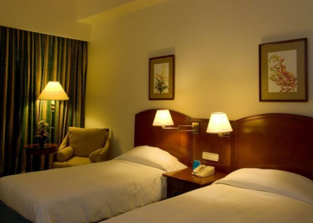 Hotel Marco Polo Davao Exterior foto A room at the hotel