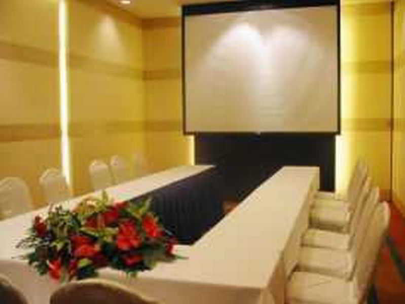 Hotel Marco Polo Davao Exterior foto A projection screen in a meeting room