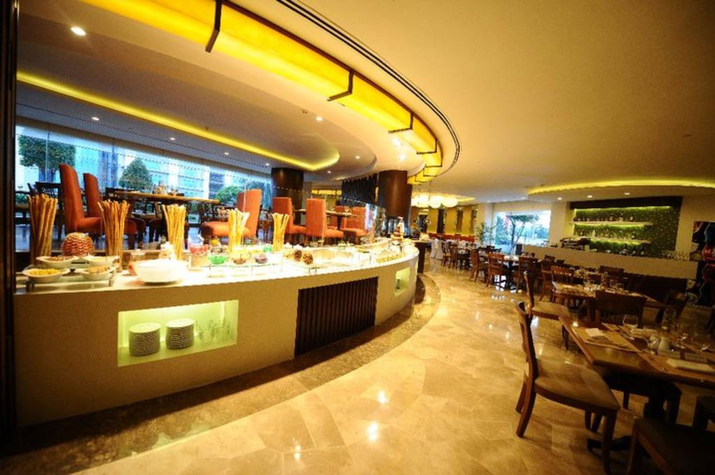 Hotel Marco Polo Davao Exterior foto The restaurant