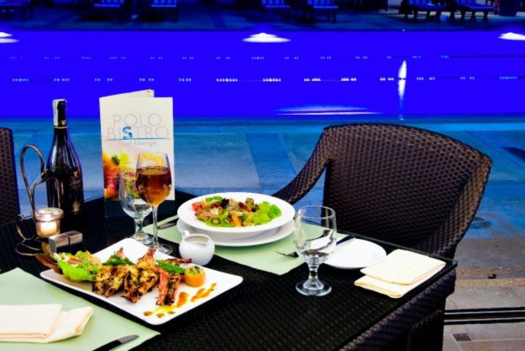 Hotel Marco Polo Davao Exterior foto Poolside dining at the hotel