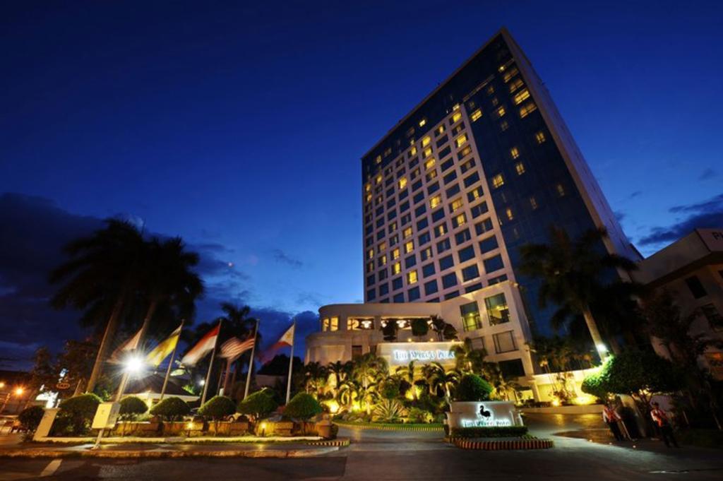 Hotel Marco Polo Davao Exterior foto The hotel at night