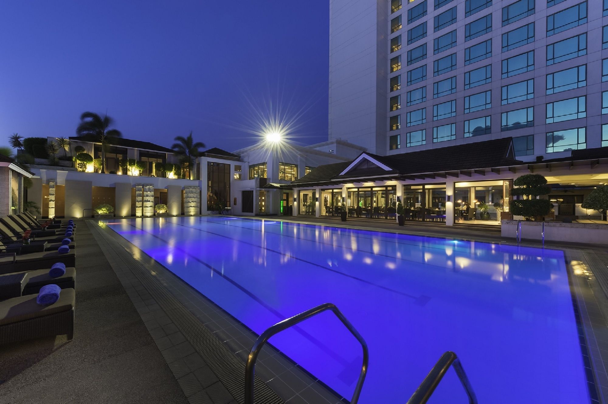 Hotel Marco Polo Davao Exterior foto The pool at the hotel